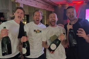 九游-图片报:拜仁4将+孔帕尼餐厅观战药厂比赛,后全队庆祝夺冠至凌晨