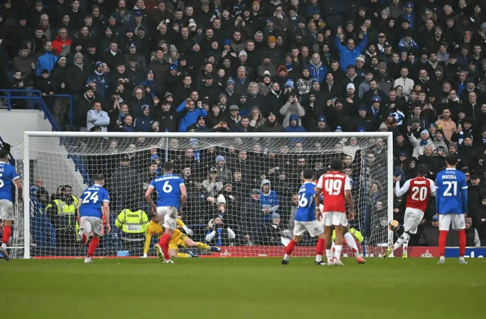 阿什顿批马杜埃凯点球失误，称其聪明反被聪明误|迪恩-阿什顿|朴茨茅斯|射门|枪手|阿森纳_新浪体育_新浪新闻